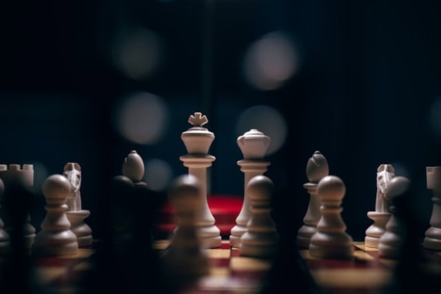Pièces d'échecs sur un échiquier.