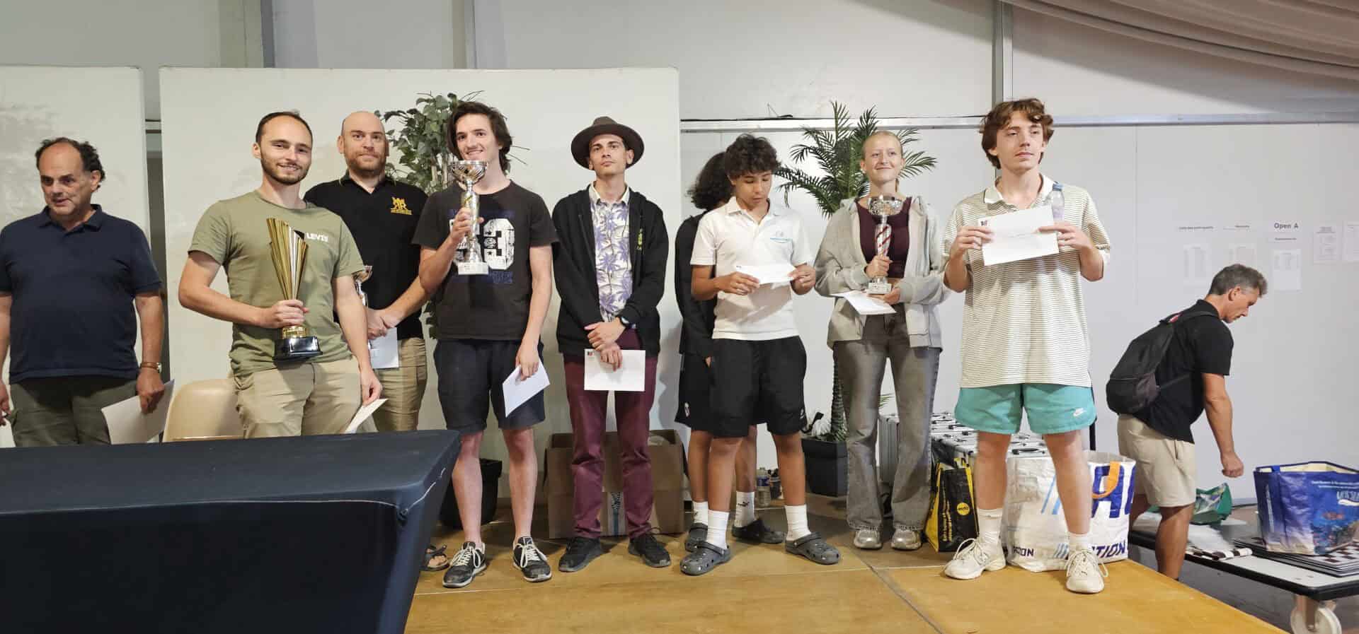 Groupe de jeunes recevant des prix lors d'une cérémonie à La Tour Hyéroise.