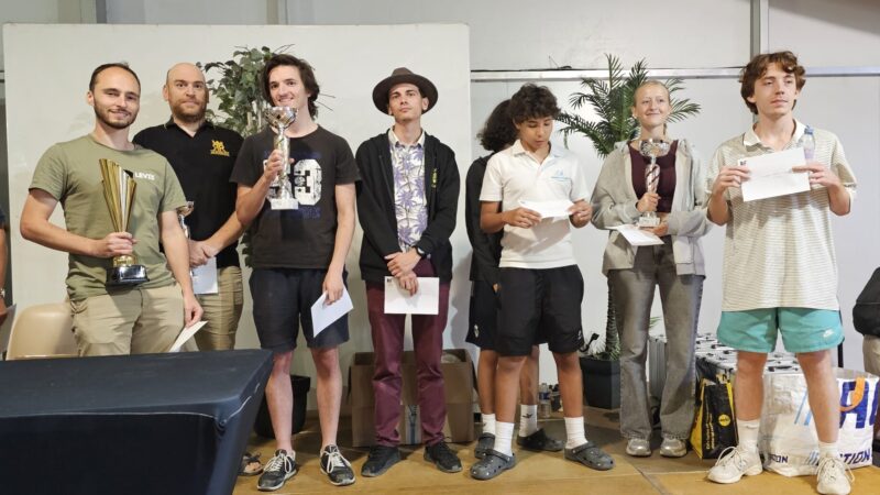 Groupe de jeunes recevant des prix lors d'une cérémonie à La Tour Hyéroise.