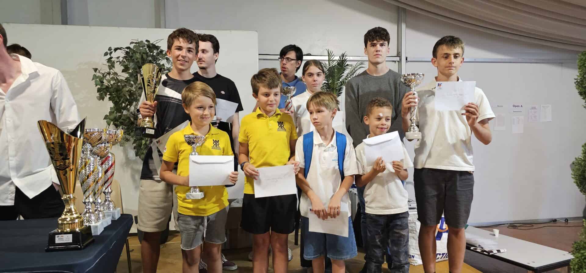 Groupe d'enfants et d'adolescents lors d'une cérémonie à La Tour Hyéroise.