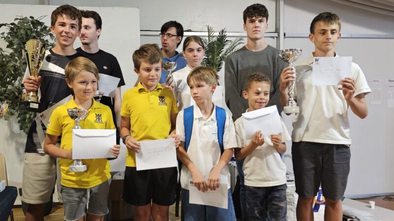 Groupe d'enfants et d'adolescents lors d'une cérémonie à La Tour Hyéroise.